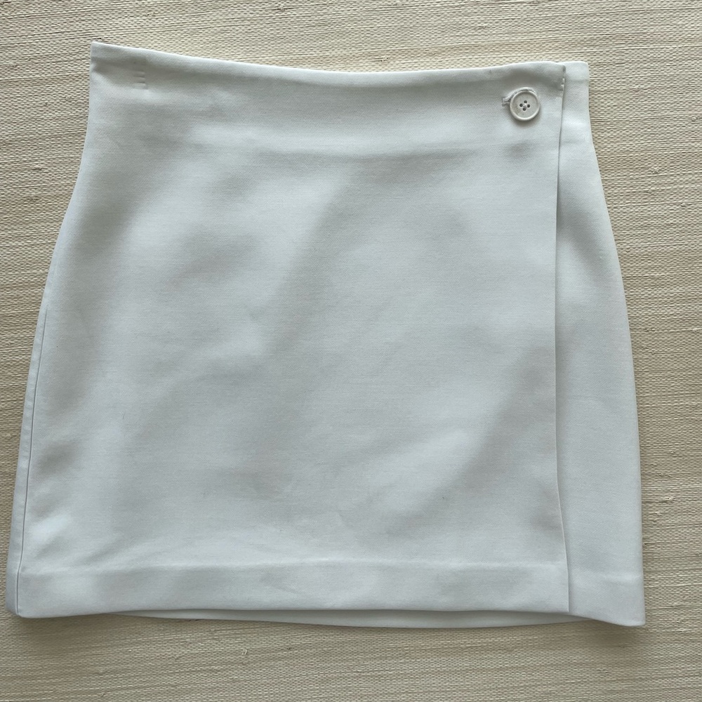 Aritzia Babaton White Lined Mini Skirt. Button detail. Great condition. Size 0.